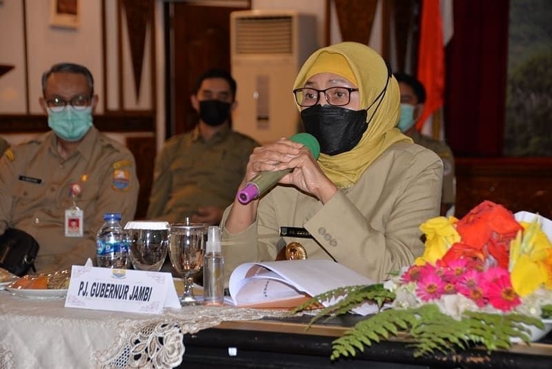Mendengarkan secara virtual arahan Presiden RI Joko Widodo pada acara Rakor Nasional Pengendalian Kebakaran Hutan dan Lahan 2021, Senin (22/2) bertempat di auditorium rumah dinas gubernur Jambi.