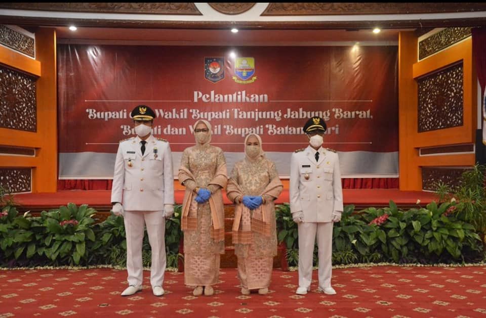 Dua mantan sekretaris daerah atau sekda, M Fadil Arief dan Bakhtiar resmi memimpin Kabupaten Batanghari setelah dilantik, Jumat.