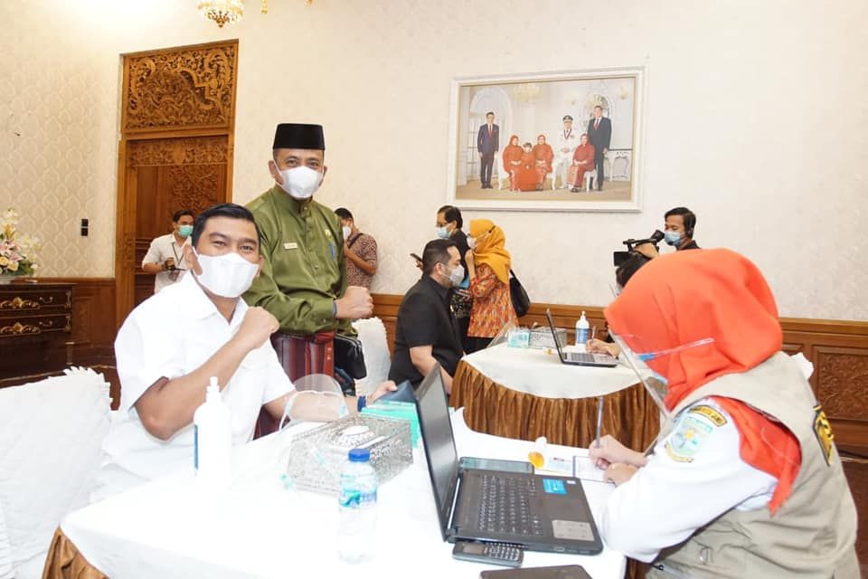 Dua Pimpinan dan satu Anggota DPRD Provinsi Jambi ikut menjalani Vaksinasi COVID-19 di Rumah Dinas Gubernur Jambbi.Kamis (14/1/2021)