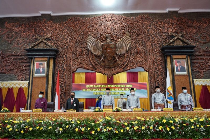 DPRD Provinsi Jambi menggelar sidang paripurna dalam rangka Hari Ulang Tahun (HUT) ke-64 Provinsi Jambi di ruangan utama gedung DPRD Provinsi Jambi, Rabu (6/1).