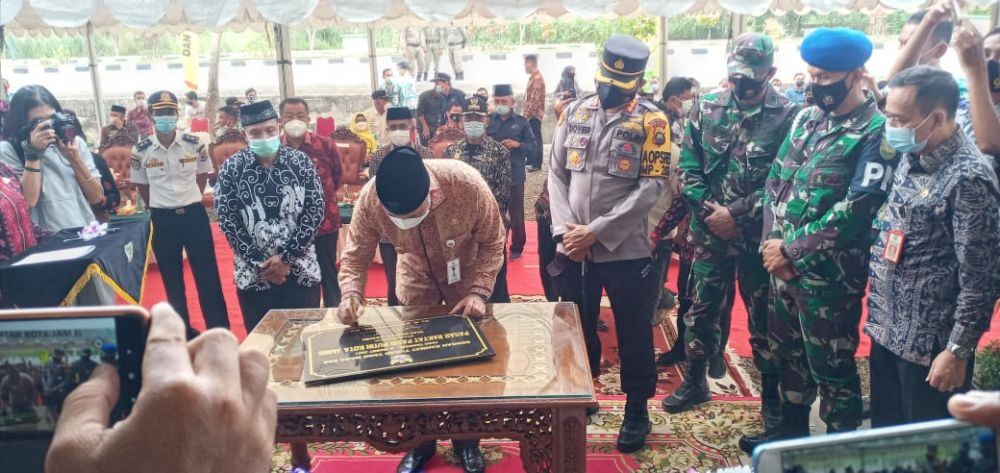Walikota menandatangani prasasti.