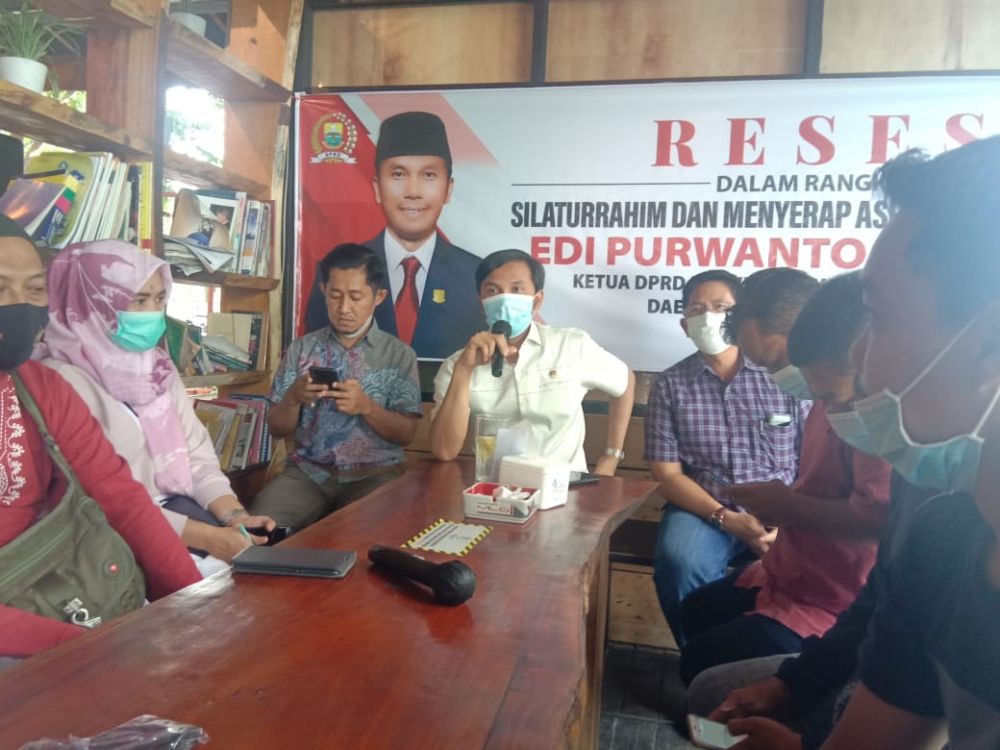 Ketua DPRD Provinsi Jambi, Edi Purwanto menyerap aspirasi para jurnalis di Kota Jambi dalam kegiatan reses-nya di salah satu cafe di Kota Jambi, Sabtu (6/3).