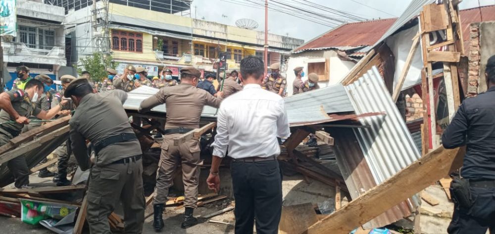 Pol PP melakukan penertiban pedagang di pasar Kito