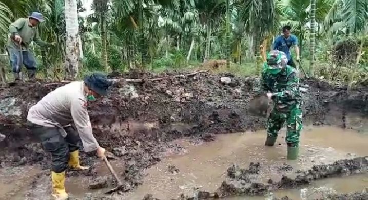 Pembuatan embung sederhana antisipasi Karhutla.