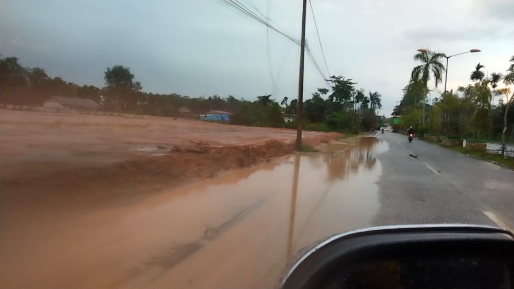 Luapan air yang sebelumnya tak pernah ada. Namun kini muncul sejak penimbunan milik PT NGK  menutupi saluran air.