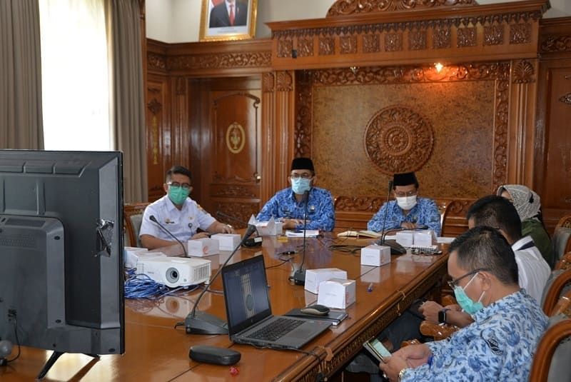 Sekda menghadiri rapat pencegahan korupsi BUMD Provinsi Jambi bersama KPK secara virtual, Rabu (17/3). Rapat ini langsung dihadiri oleh Maruli Tua selaku Kasatgas Koordinasi Pencegahan KPK Wilayah I.