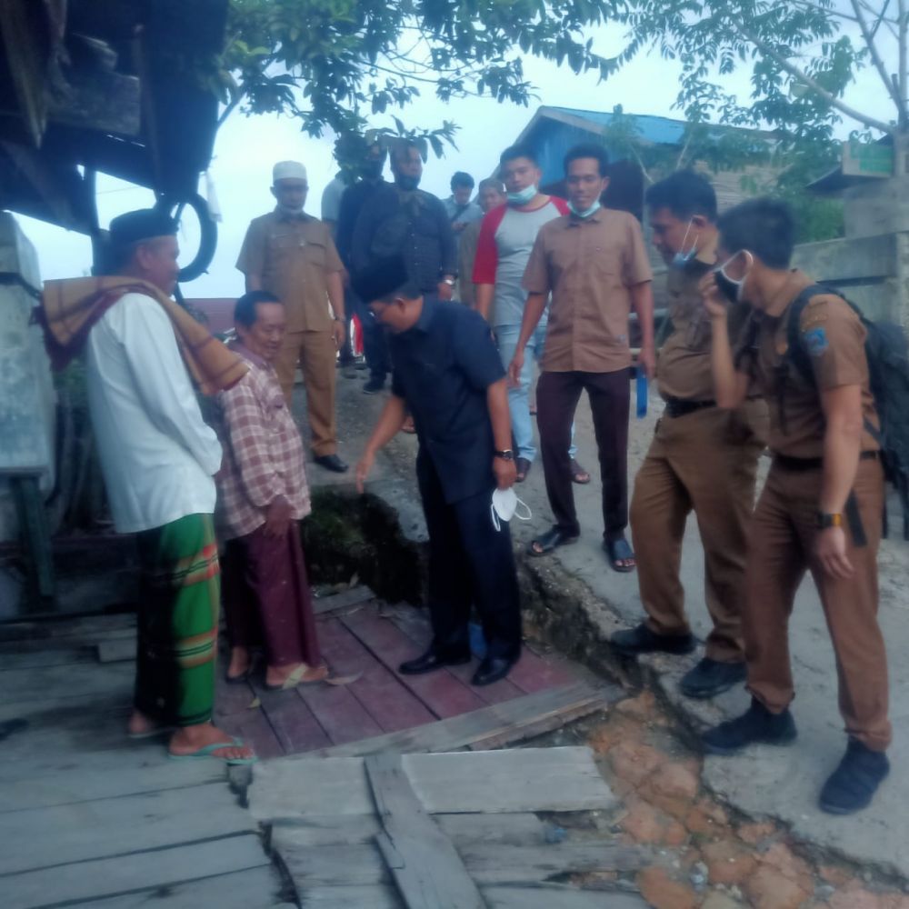 Bupati Tanjabbarat berbincang dengan warga ketika blusukan