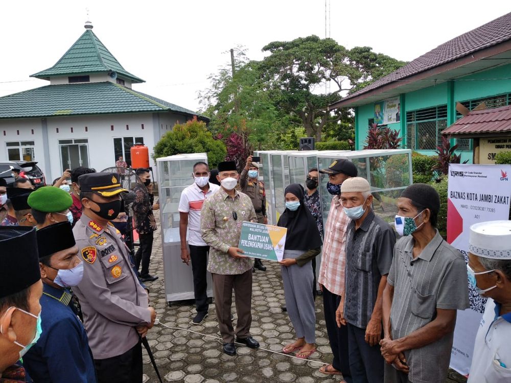 Fasha menyerahkan bantuan