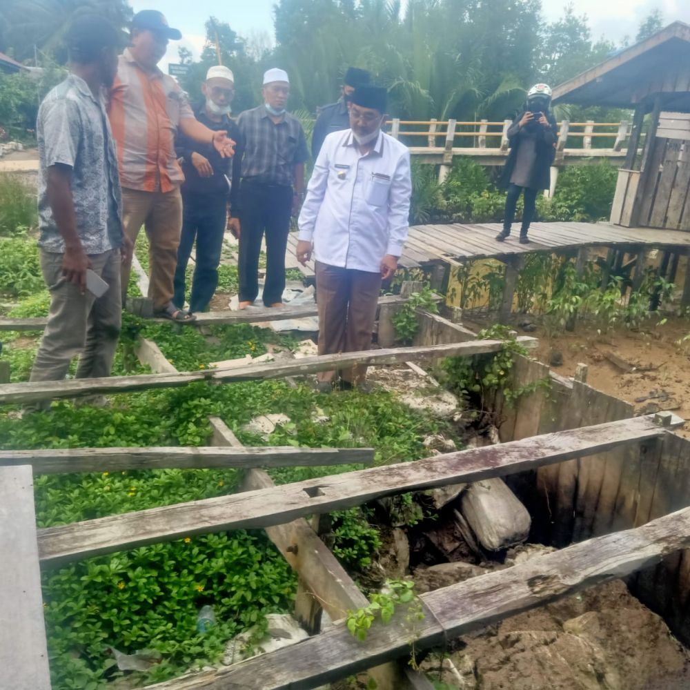 Bupati mengecek pintu air Parit Gantung