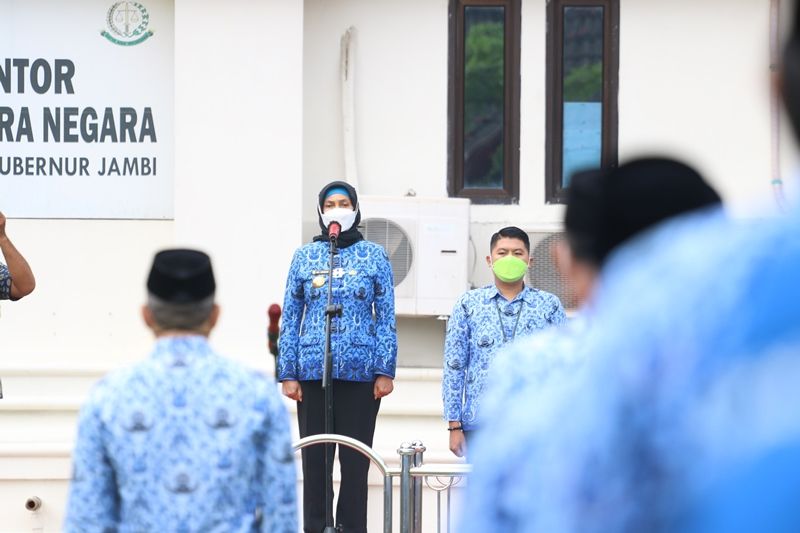  Pj.Gubernur Jambi dalam Apel Penyerahan Secara Simbolis Petikan SK Kenaikan Pangkat PNS Golongan IV/B Kebawah dan Ikrar Netralitas ASN  Dalam PSU Pemilihan Gubernur dan Wakil Gubernur Jambi Pada Tahun 2021, yang berlangsung di Lapangan Dalam Kantor Gubernur Jambi, Kamis (1/4/2021) pagi.