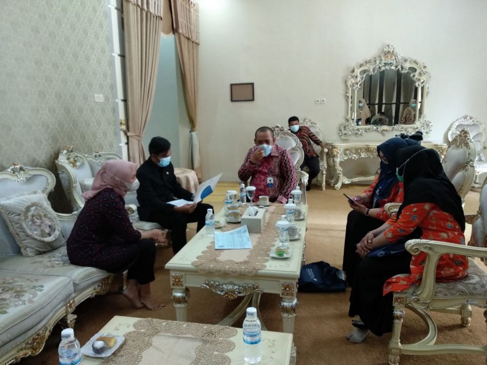 Ketua DPRD Provinsi Jambi Edi Purwanto dan istri didatangi petugas Pendataan Keluarga (PK) dari Badan Kependudukan dan Keluarga Berencana Nasional (BKKBN) Perwakilan Provinsi Jambi di kediaman dinasnya, Kamis (1/4).