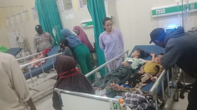 Anak-anak  menjalani perawatan usai keracunan