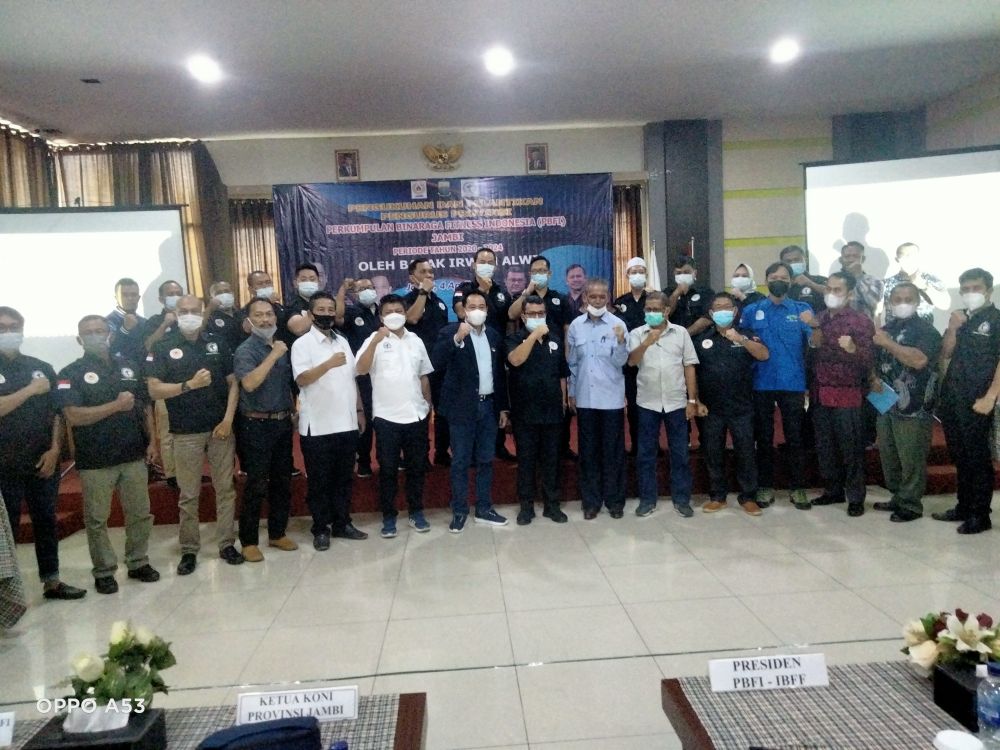 Pengurus PBFI Provinsi Jambi foto bersama Presiden PBFI pusat Irwan Alwi.