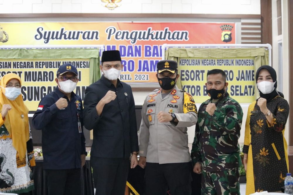 Ketua DPRD Muarojambi bersama Kapolres.