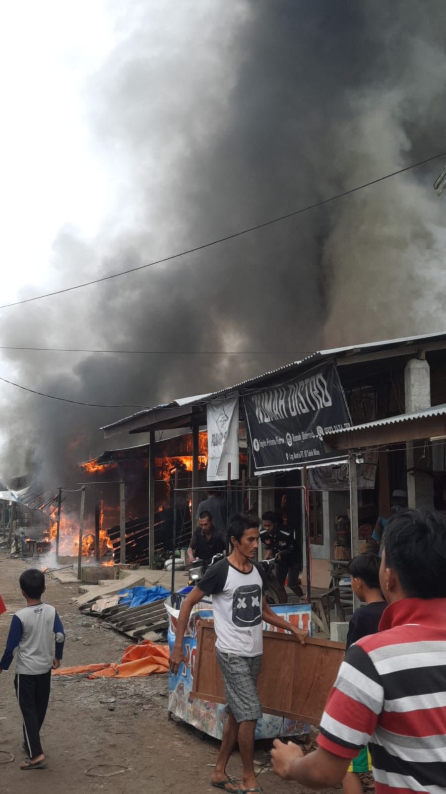 Api yang membakar rumah warga