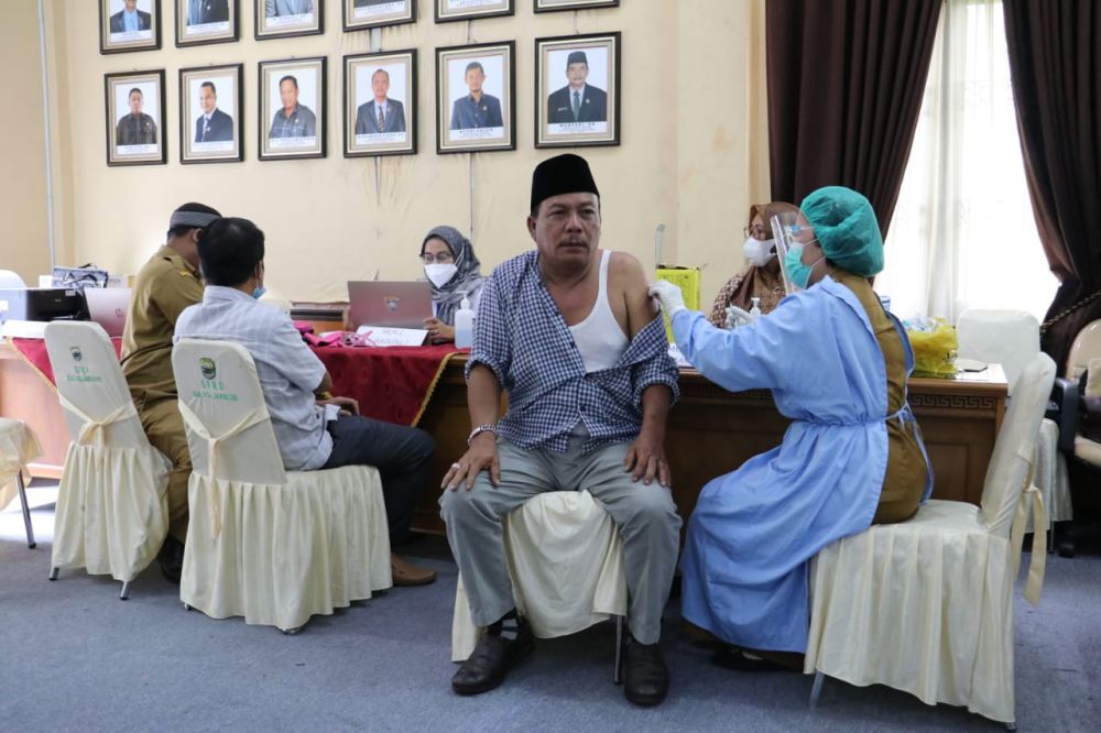 Ketua BK DPRD Muarojambi melakukan vaksin tahap II