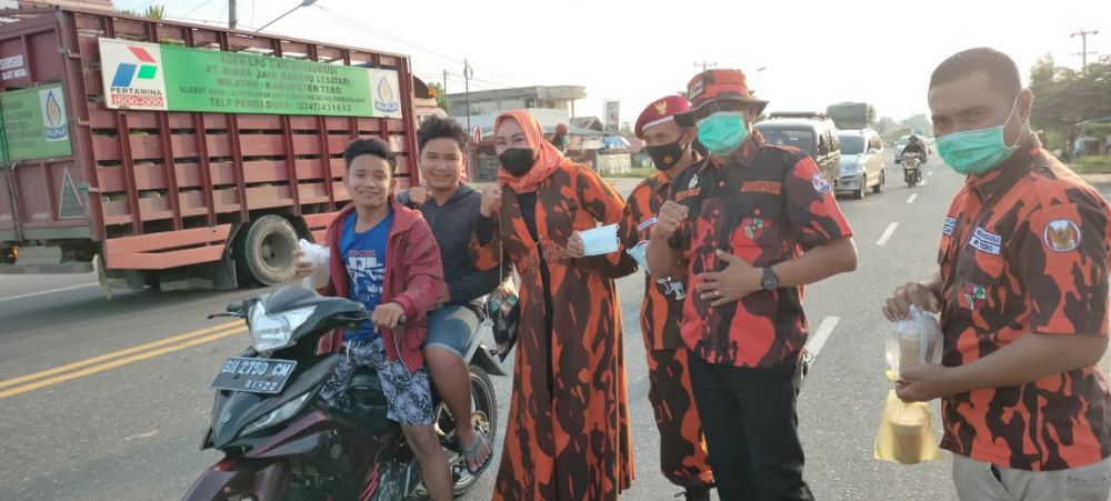 Pembagian takjil kepada pengedera sepeda motor