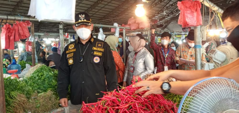 Fasha mengecek stok Sembako
