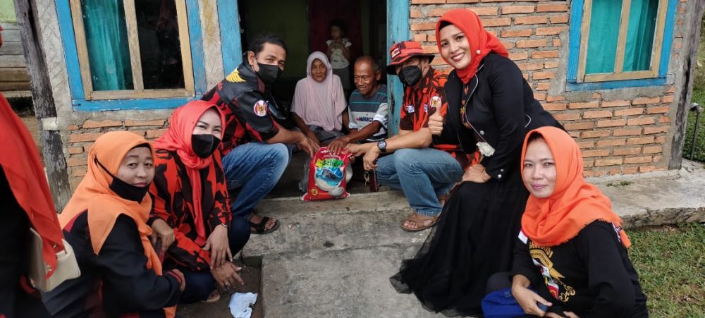 Pembagian sembako DPC Srikandi dan MPC PP Tebo