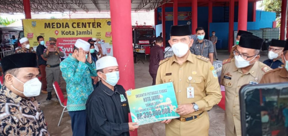 Walikota Fasha menyerahkan bantuan