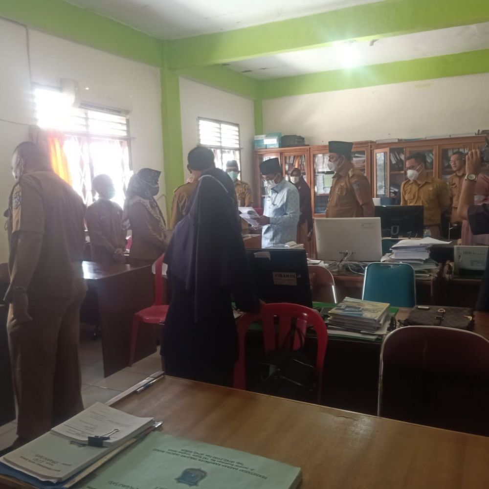 Bupati mengecek kehadiran ASN