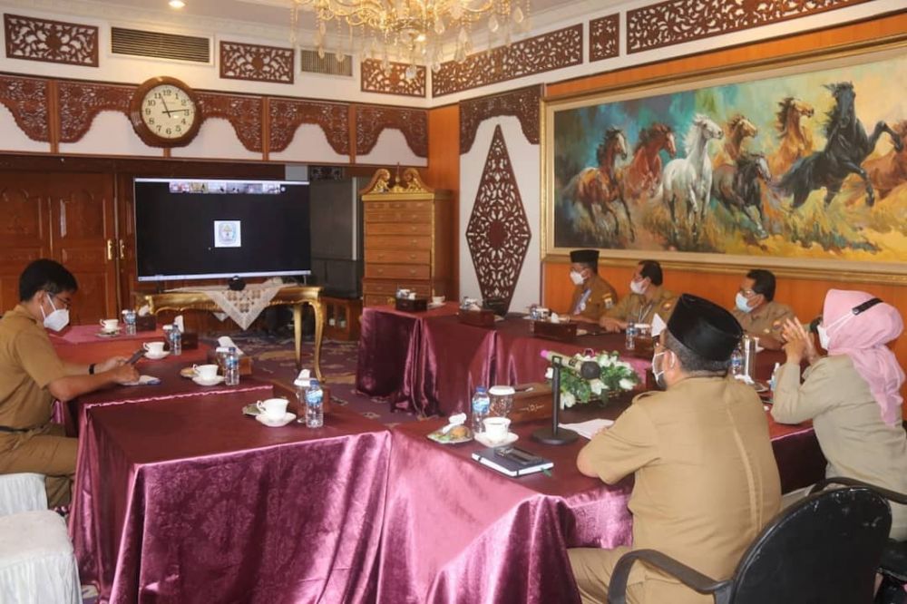 Rapat Pengelolaan Aset eks Arena MTQ bersama Bupati se Provinsi Jambi yang berlangsung virtual dari Rumah Dinas Gubernur Jambi, Selasa (25/5/2021).
