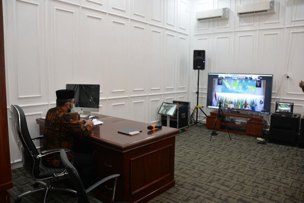  Sekretaris Daerah (Sekda) Provinsi Jambi H. Sudirman. SH, MH mengikuti Rakor secara Virtual bersama Menteri Koordinator Bidang Perekonomian Republik Indonesia Airlangga Hartato, Menteri Dalam Negeri RI, M. Tito Karnavian, Meteri Investasi Republik Indonesia Bahlil Lahadalia. Rakor ini membahas penyelenggaraan perrizinan perusahaan sistem Online Single Submission (OSS).