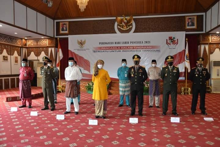 Ketua DPRD Provinsi Edi Purwanto Ikut Memperingati Hari Pancasila Secara virtual dirumah dinas Gubernur Jambi 