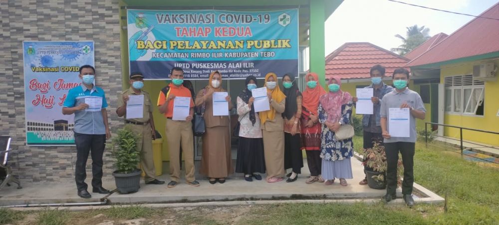 Guru dan tenaga kependidikan di SMKN 5 Tebo yang mengikuti vaksinasi Covid-19