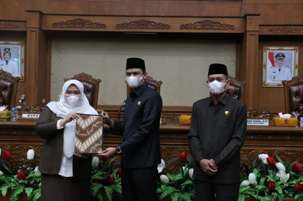 Bupati bersama Ketua dan Wakil Ketua DPRD Muarojambi