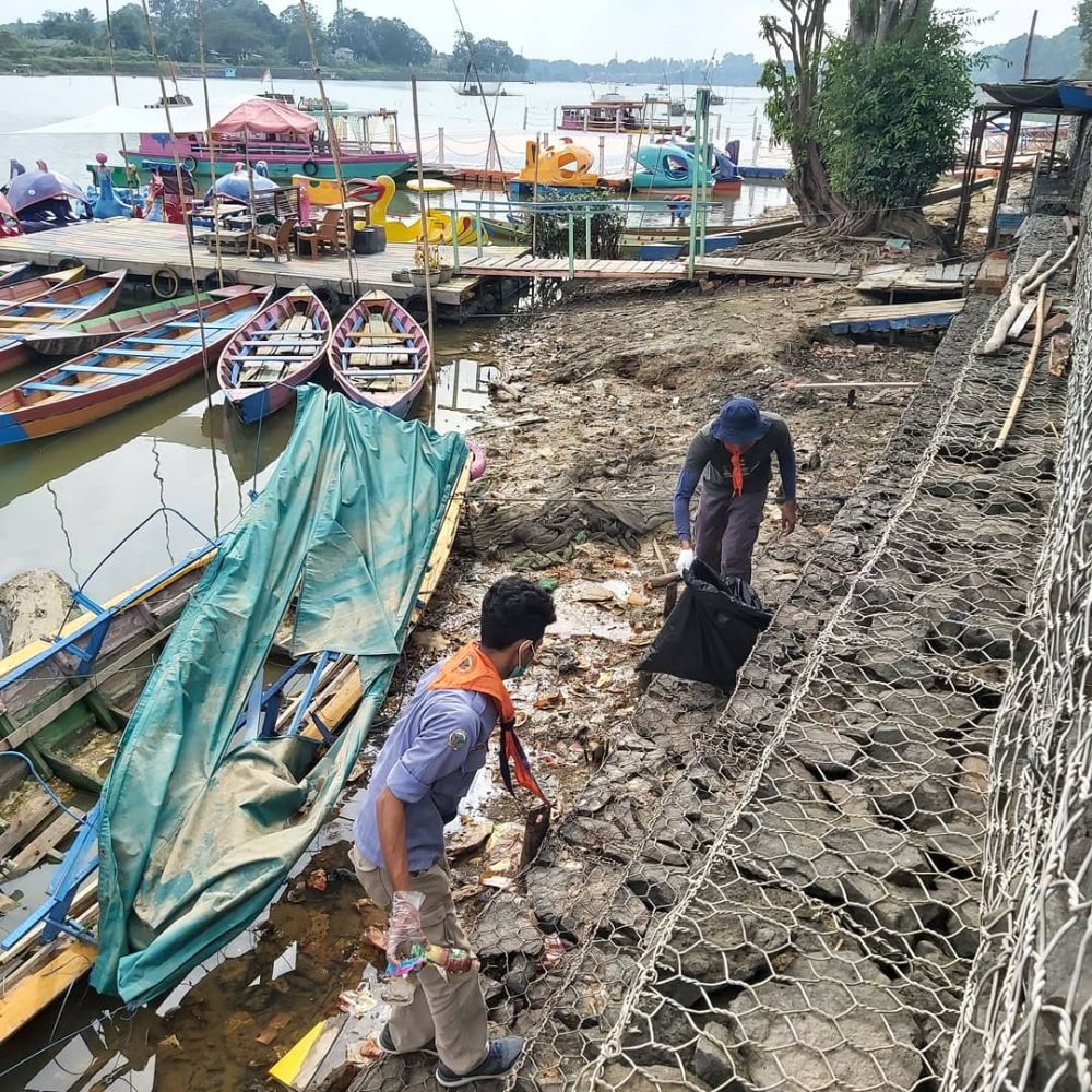 Sampah plastik yang dipungut dari Danau Sipin