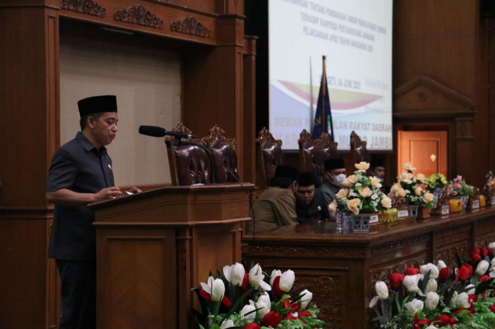 Juru Bicara Fraksi PDIP Usman Halik membacakan pandangan fraksi