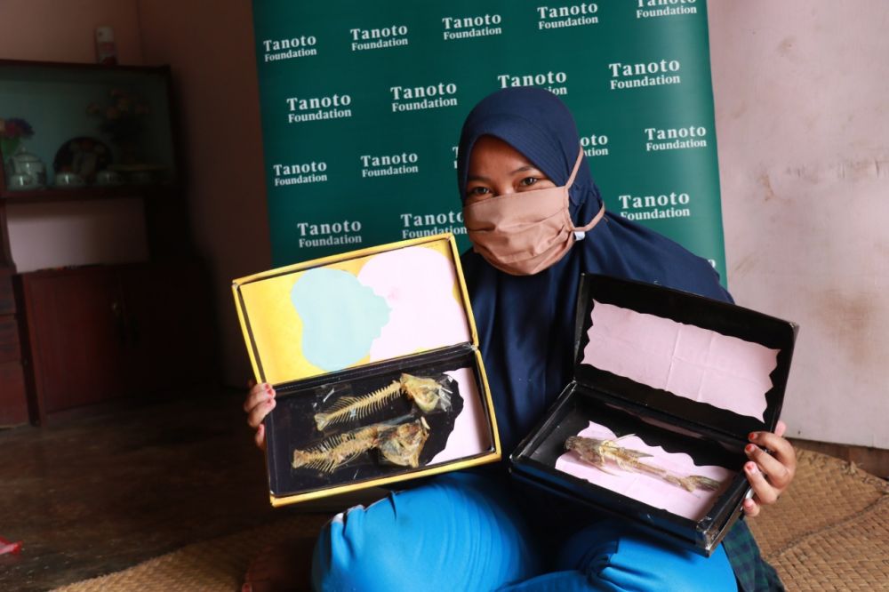 Siswi SMPN 11 Batang Hari menunjukkan media pembelajaran buatan Ibu Titien berupa kerangka tulang ikan.