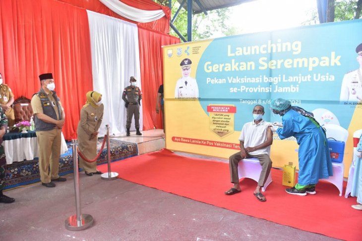 lansia di Kota Jambi menerima vaksinasi COVID-19 di Lapangan Tenis Kantor Dinas Pendidikan Kota Jambi, Selasa (8/6/2021)