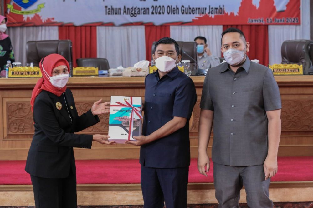 Pj Gubernur saat menyerahkan Nota Rancangan Peraturan Daerah tentang Pertanggungjawaban Pelaksanaan APBD Provinsi Jambi Tahun Anggaran 2020 ke pimpinan DPRD Provinsi Jambi.

