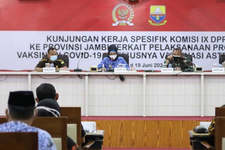 Penjabat Gubernur Jambi Dr Hari Nur Cahaya Murni memberikan apresiasi kepada Kabupaten Tebo dalam memberikan vaksin Covid-19 secara masif kepada lansia dalam tempo delapan harI