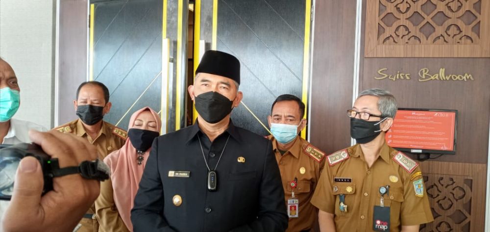 Fasha memberikan keterangan pada wartawan.