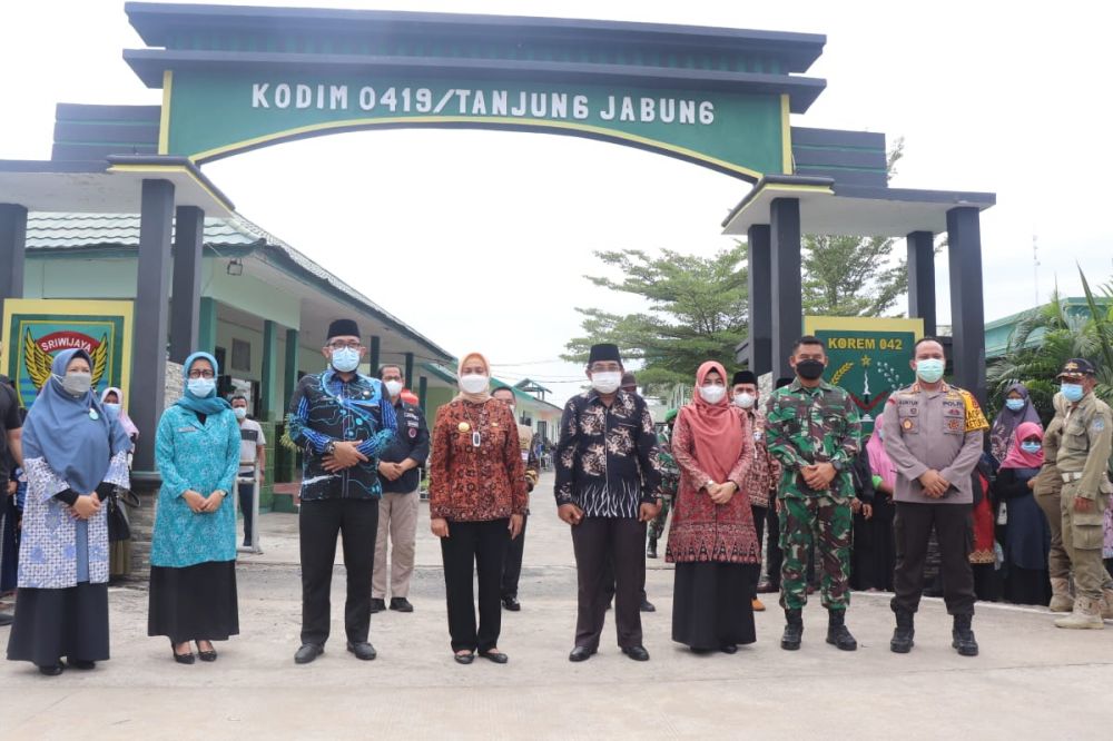 Foto bersama usai memantau pemberian vaksin Covid 19