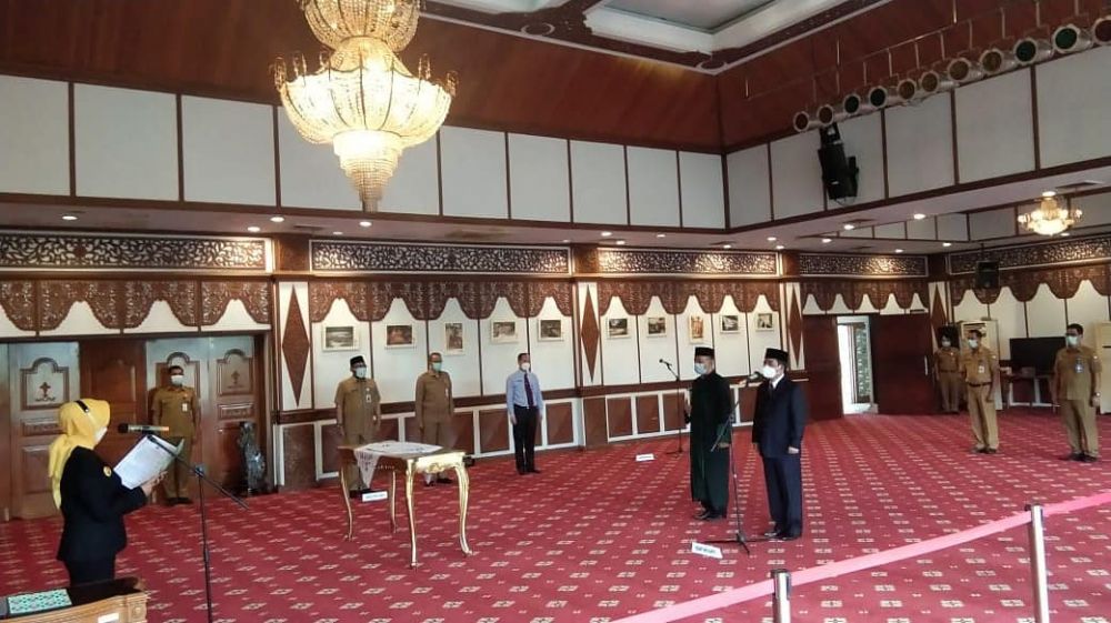 Penjabat Gubernur Jambi Dr. Hari Nur Cahya Murni melakukan Pelantikan dan Pengambilan Sumpah Jabatan Pejabat Fungsional Dokter Ahli Utama dr.Rustam,M.Kes, yang bekerja di Rumah Sakit Umum Daerah Raden Mattaher. Pelantikan berlangsung di rumah dinas Gubernur Jambi, Senin (28/6/21).