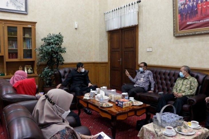 Ketua DPRD Provinsi Jambi, Edi Purwanto saat menerima panita pelaksana KKN Kebangsaan dan Bersama tahun 2021, di ruang kerjanya, Selasa (22/6)