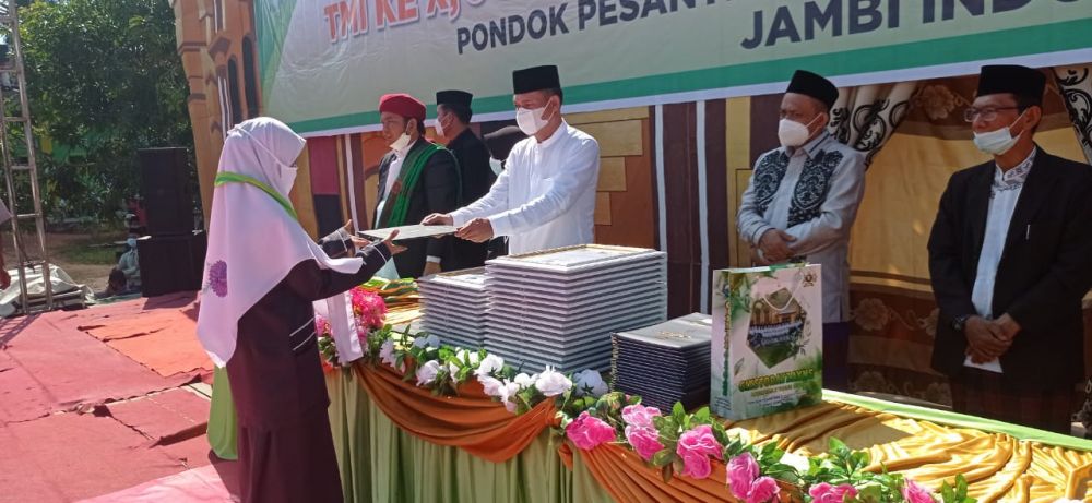 Ahmad Haikal menyerahkan piagam salah satu santri 