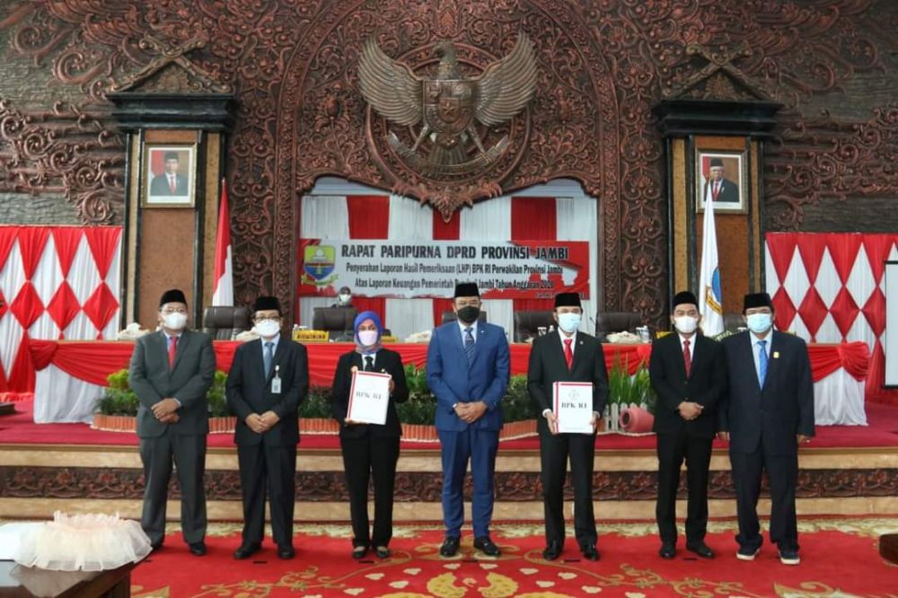 Penyerahan LHP Oleh Anggota V BPK RI Prof Dr Bahrullah Akbar ke Ketua DPRD Provinsi Jambi
