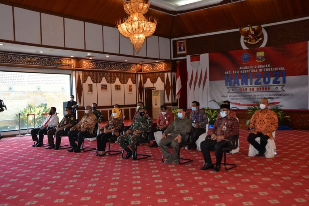 Peringatan Hari Anti Narkotika Internasional (HANI) tahun 2021 secara viirtual bersama Wakil Presiden Republik Indonesia Ma’aruf Amin dari Istana Wakil Presiden Jakarta. Pj. Gubernur mengikuti dari rumah dinas Gubernur, Senin (28/06/2021)