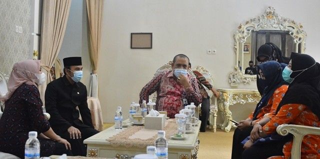 Ketua DPRD Provinsi Jambi Edi Purwanto dan istri saat didata petugas PK 2021 di rumah dinas Ketua DPRD Provinsi Jambi, Kamis (1/4).