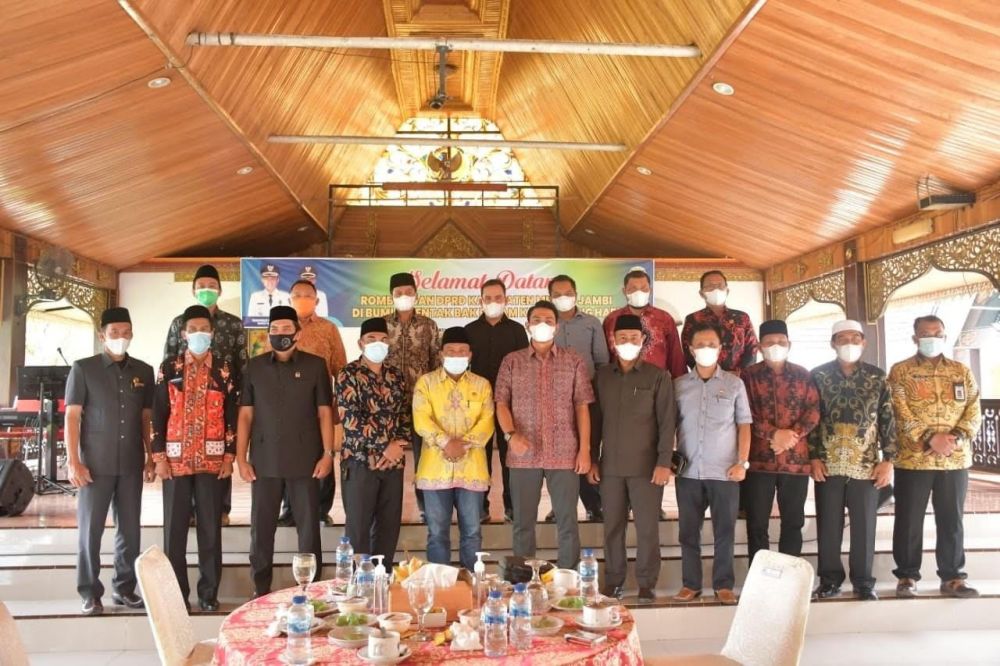 Foto bersama Rombongan Pansus II DPRD Muarojambi dan Bupati Batanghari