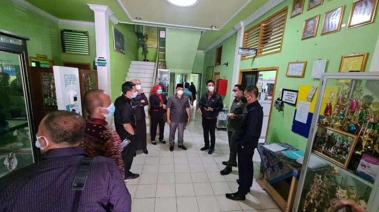 Anggota Komisi IV DPRD Provinsi Jambi yang membidangi persoalan pendidikan, melakukan inspeksi mendadak (sidak) ke dua Sekolah Menengah Atas (SMA) Negeri di Kota Jambi. Yakni SMAN 1 dan SMAN 5. Kamis (8/7/2021)