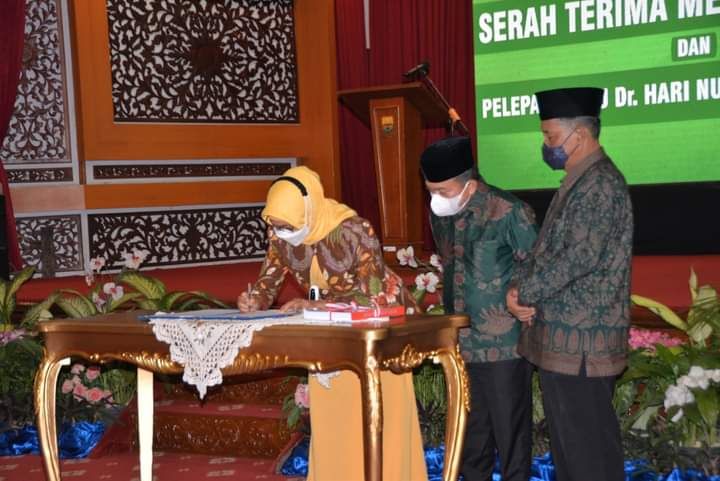 Gubernur Al Haris didampingi Wakil Gubernur Abdullah Sani menandatanganan berita acara serah terima jabatan