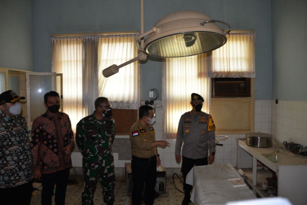 Gubernur Jambi Al Haris Tinjau ke bangunan eks rumah sakit pertamina di RT 18 Kelurahan Bajubang, Kecamatan Bajubang, Kabupaten Batanghari yang direncanakan akan dijadikan tempat isolasi terpusat Covid-19 oleh Pemerintah Provinsi Jambi, Sabtu (10/7). 