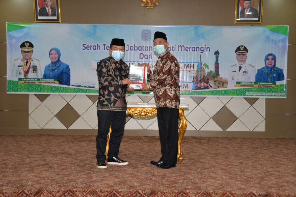 Serah terima jabatan Bupati Merangin dari Dr. H. Al Haris.S.Sos, MH kepada Pelaksana Tugas Bupati H. Mashuri, S,Pd, MM, bertempat di Aula Rumah Dinas Bupati Merangin, Sabtu malam (10/07/2021). 