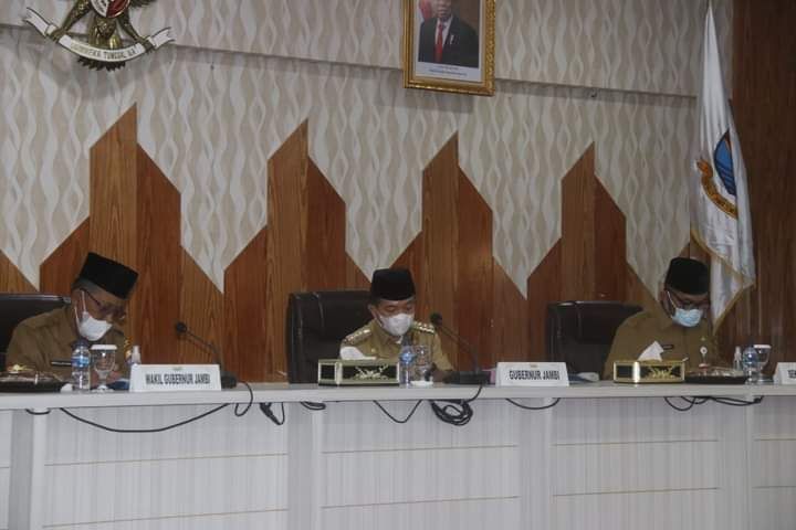 Gubernur Jambi Al Haris saat memimpin rapat didampingi Wakil Gubernur Abdullah Sani 